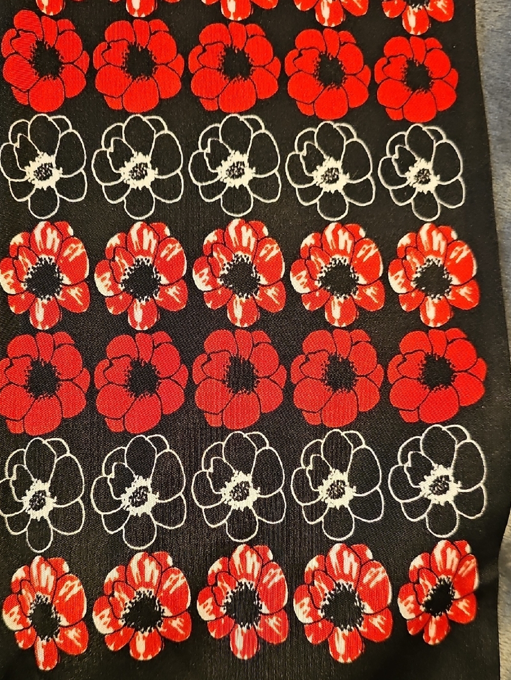 Coach Poppy Floral Oblong Silk Scarf - Black, White And Red